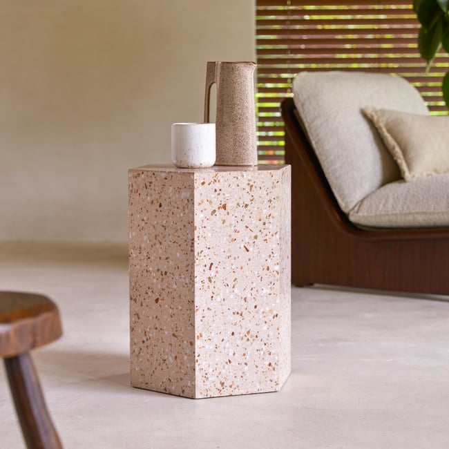 Bout de canapé en Terrazzo premium, ZOÉ Couleur rose <span itemprop=
