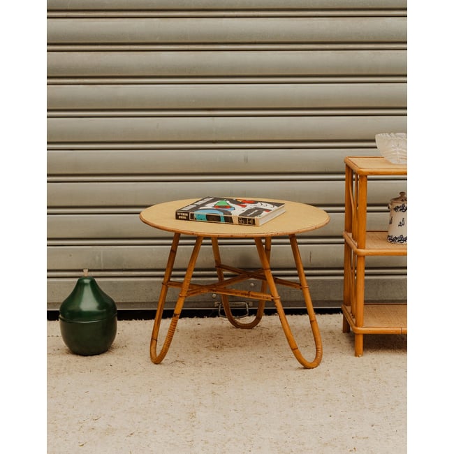 Table d'appoint en rotin Francine N°1694 - Bon état Couleur bois clair <span itemprop=