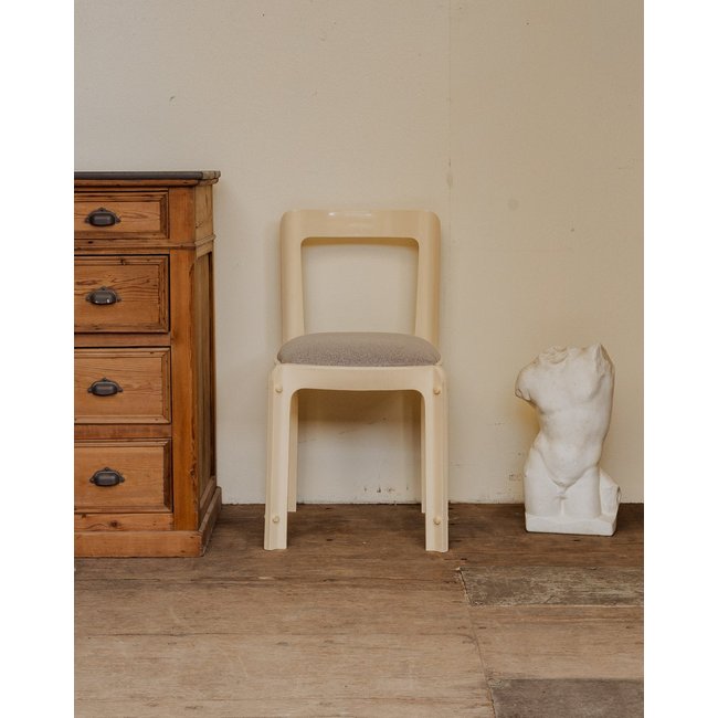 Chaise en plastique écru et tissu gris Alma N°1588 - Bon état Couleur ecru <span itemprop=