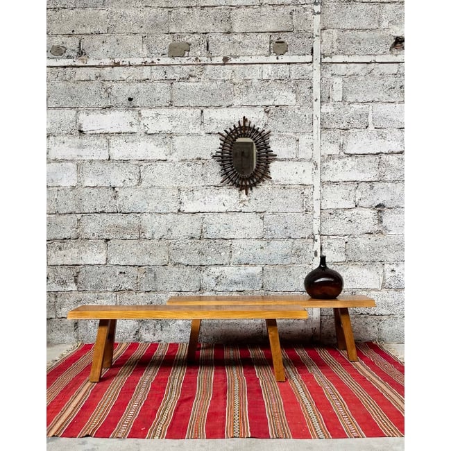 Paire de 2 bancs brutalistes Antoine N°476 - Bon état Couleur bois clair <span itemprop=