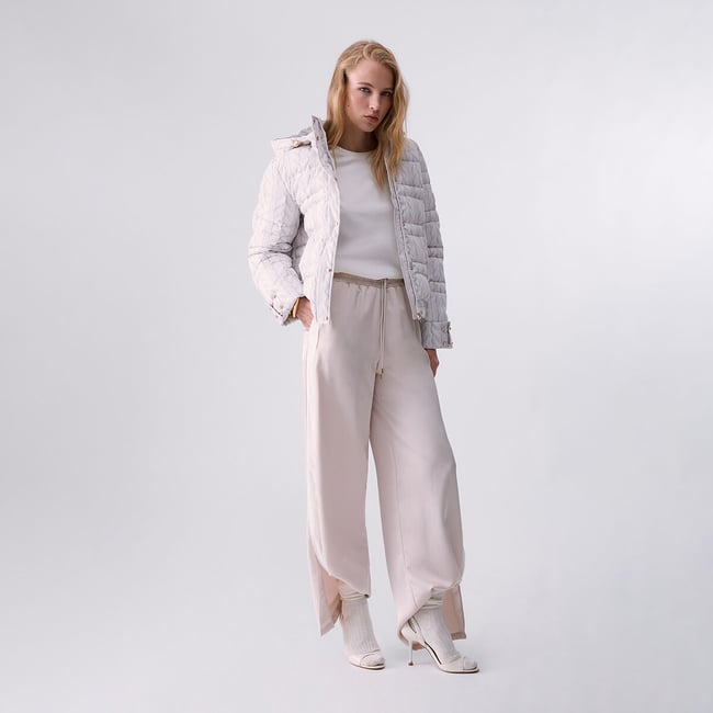 Pantalon évasé en satin blanc <span itemprop=
