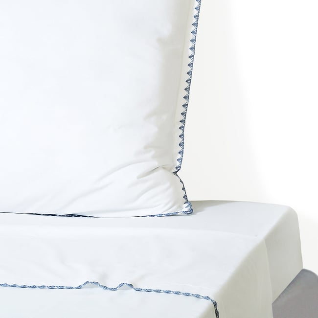 Drap plat percale de coton ZOÉ blanc / bleu denim <span itemprop=