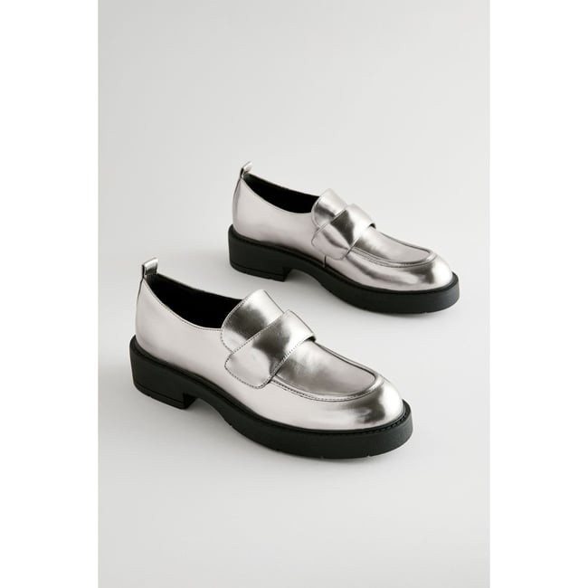 Mocassins rétro à semelle épaisse argent <span itemprop=