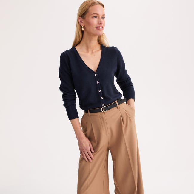 Gilet col V en fine maille, boutonné, très doux marine <span itemprop=
