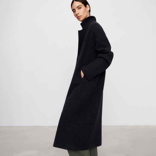 Manteau long croisé en laine mérinos gris foncé <span itemprop=