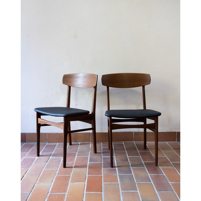 Elégante paire de chaises Alma N°1797 - Bon état Couleur bois foncé <span itemprop=