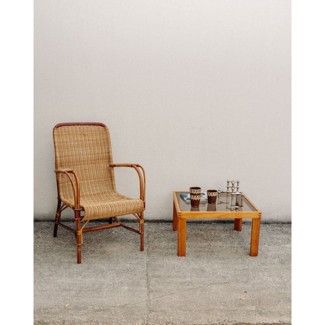 Table basse en pin massif et verre fumé Léonie N°1009 - Bon état Couleur bois clair <span itemprop=