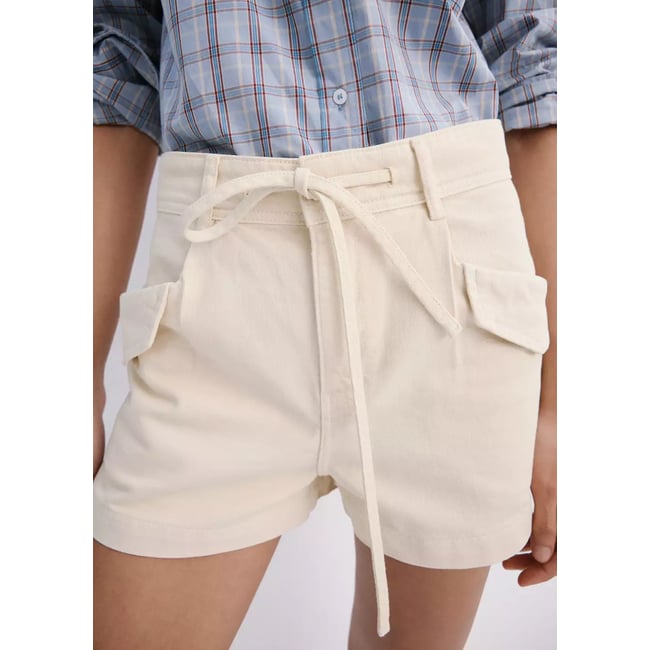 Short denim poches à revers écru <span itemprop=