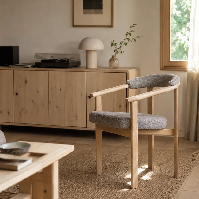 Chaise design en bois massif avec accoudoirs – Assise et dossier rembourrés gris <span itemprop=
