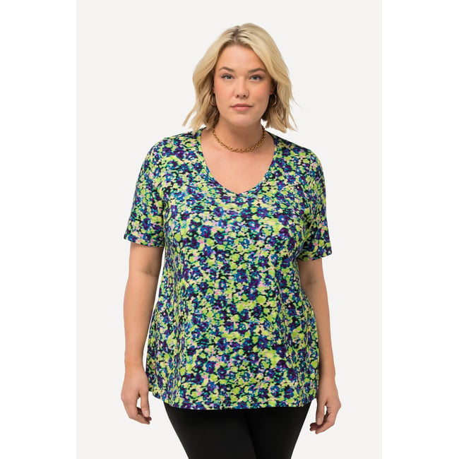 T-shirt long à fleurs. Col V et vert printanier <span itemprop=