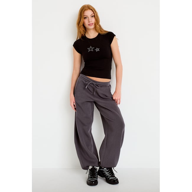 Jogging large taille basse gris foncé <span itemprop=