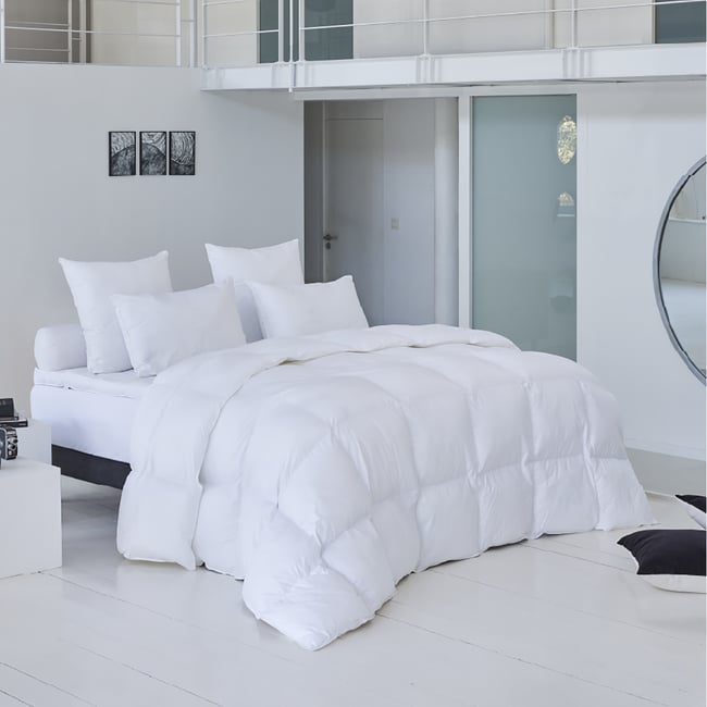 Couette OURAL Extra light - Légère Couleur blanc <span itemprop=