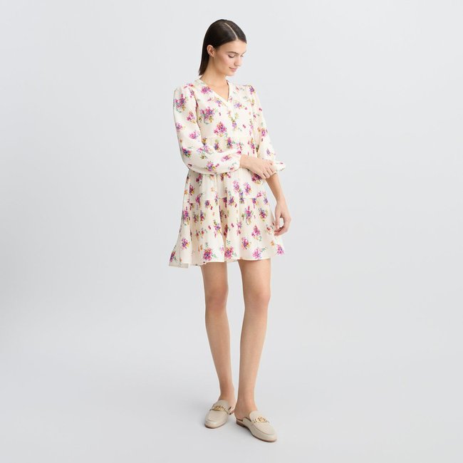 Robe courte avec clous blanc à fleurs <span itemprop=