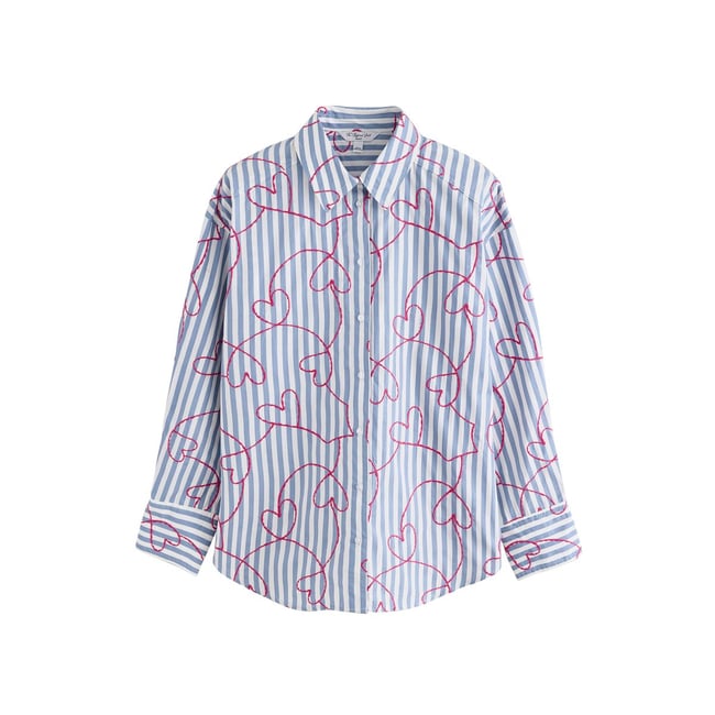 Chemise boyfriend oversize en popeline rayures bleues et blanches, cœur rose brodé <span itemprop=