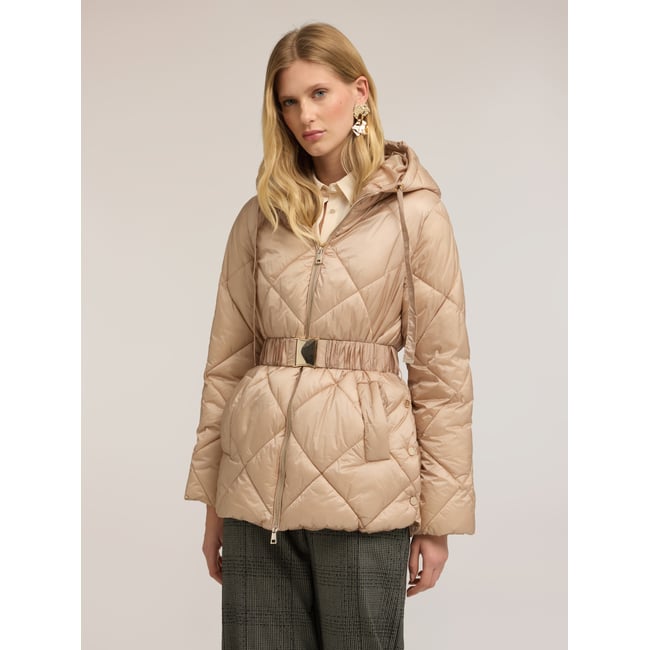Veste matelassée légère avec ceinture à la taille beige <span itemprop=