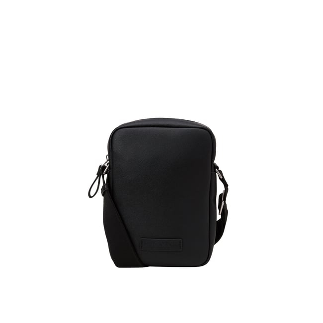 Sac à bandoulière modèle Felix fabriqué à partir d'un substitut de cuir en polyester recyclé - MARC O'POLO