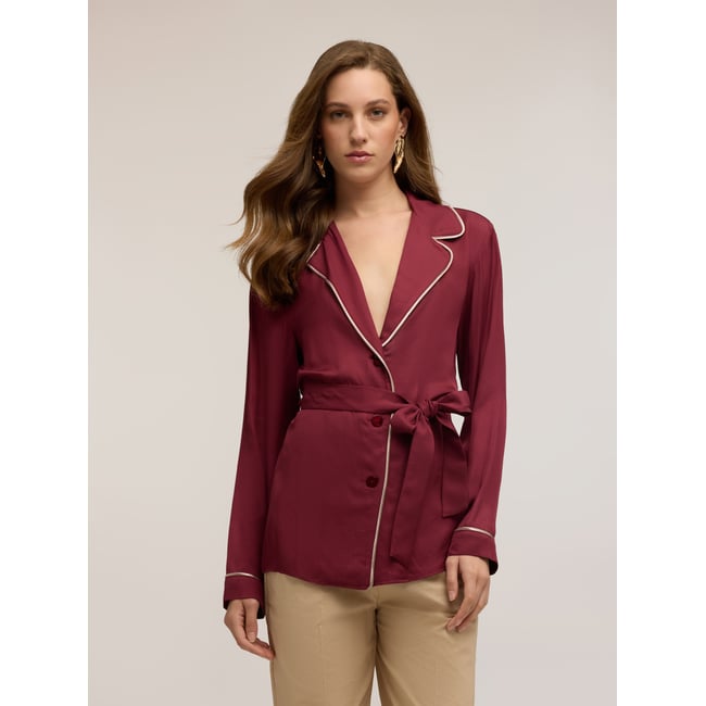 Chemise avec détails contrastants burgundy <span itemprop=