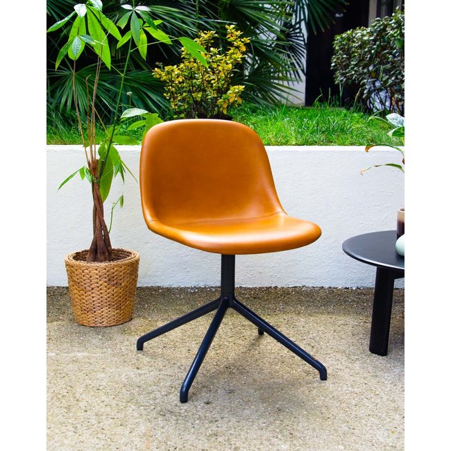 Chaise de bureau en cuir camel Alma N°1526 - Bon état Couleur camel <span itemprop=