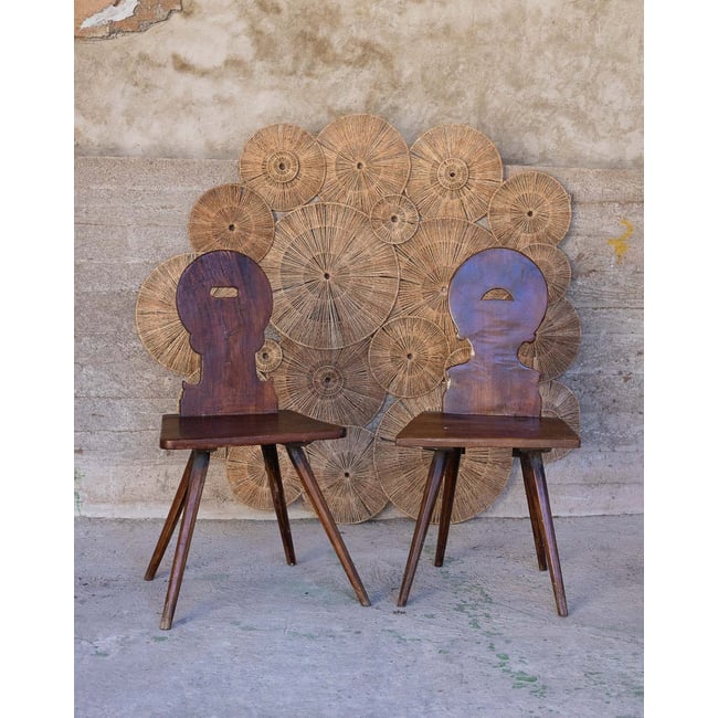 Paire de chaises alsaciennes Claude N°1573 - Bon état Couleur bois foncé <span itemprop=