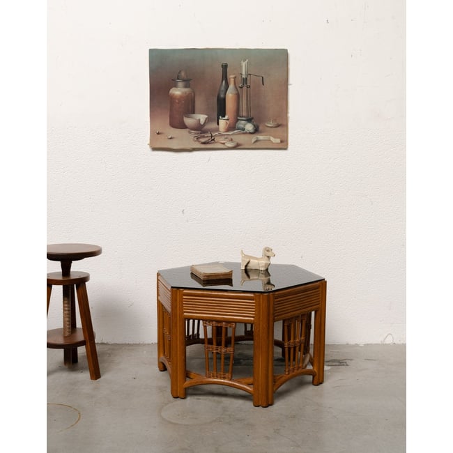 Table basse hexagonale en rotin et verre fumé Donna N°1636 - Bon état Couleur fumé <span itemprop=