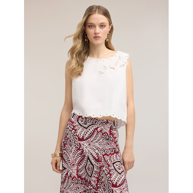 Top court avec broderie ajourée et bords festonnés blanc <span itemprop=