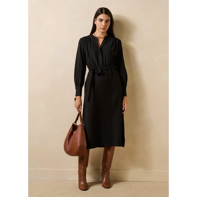 Robe longue manches longues avec ceinture noir <span itemprop=