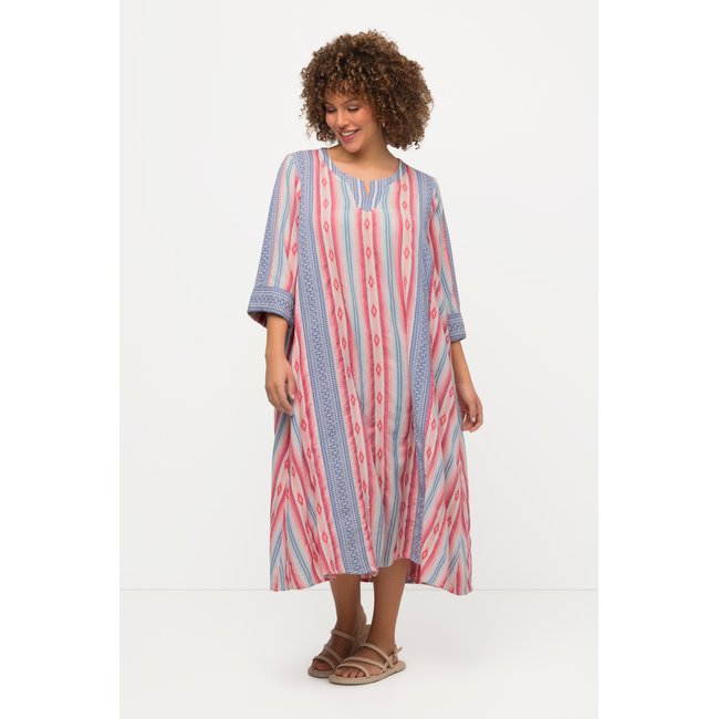 Caftan silhouette en A. Motif ethnique. Col rose vif clair <span itemprop=