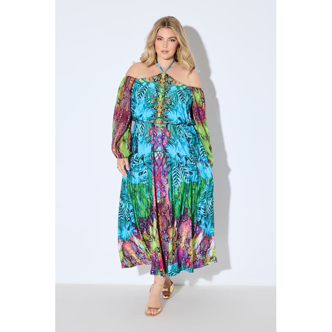 Robe maxi en mousseline. Épaules nues. Fond noir <span itemprop=