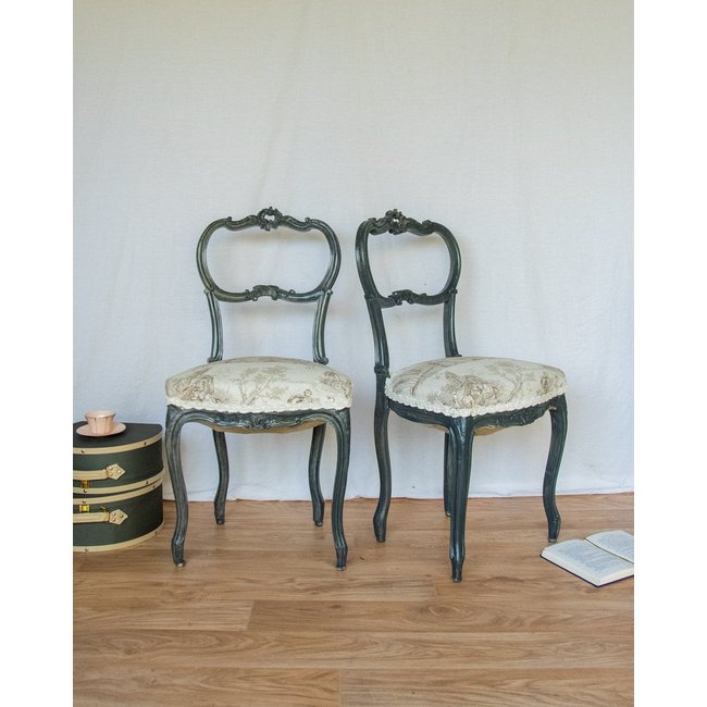 Paire de chaises en bois Claude N°883 - Bon état Couleur gris <span itemprop=