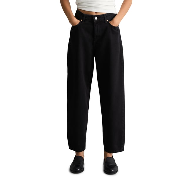 Jeans modèle Stine, coupe  barrel  et longueur raccourcie en denim rigide noir <span itemprop=