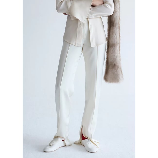 Pantalon satiné fente à l’ourlet écru <span itemprop=
