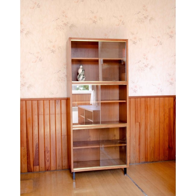 Bibliothèque vitrée en teck et laiton Madeleine N°738 - Bon état Couleur bois clair <span itemprop=