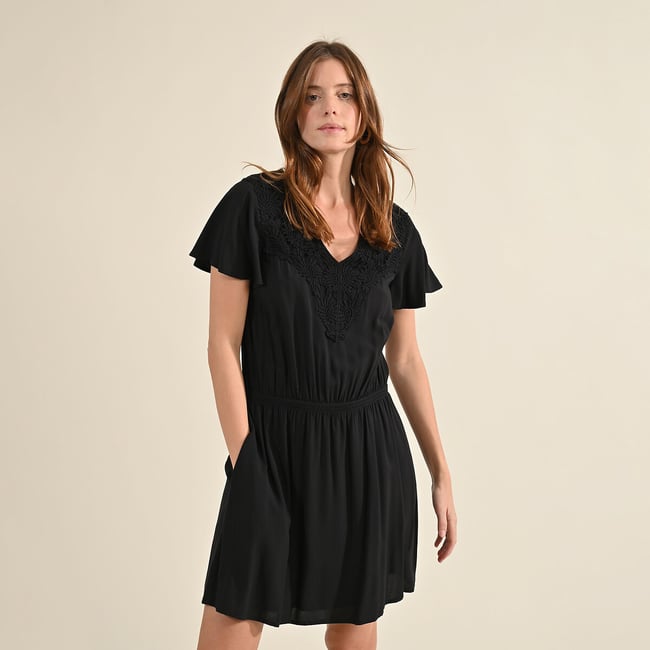 Vestido corto, detalles bordados negro <span itemprop=