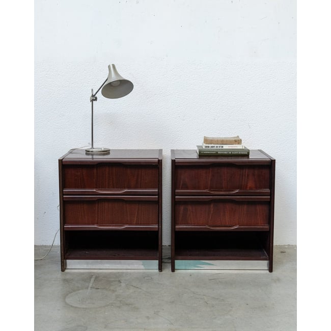 Paire de tables de chevet en bois foncé style 70's Maïa N°1618 - Bon état Couleur bois foncé <span itemprop=