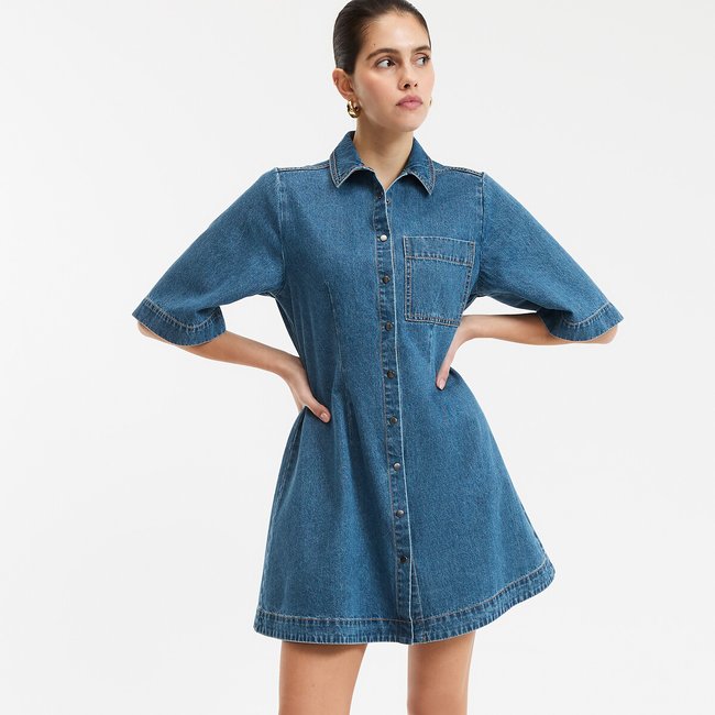 Robe évasée en denim, courte, manches courtes, pressionnée devant  denim stone <span itemprop=