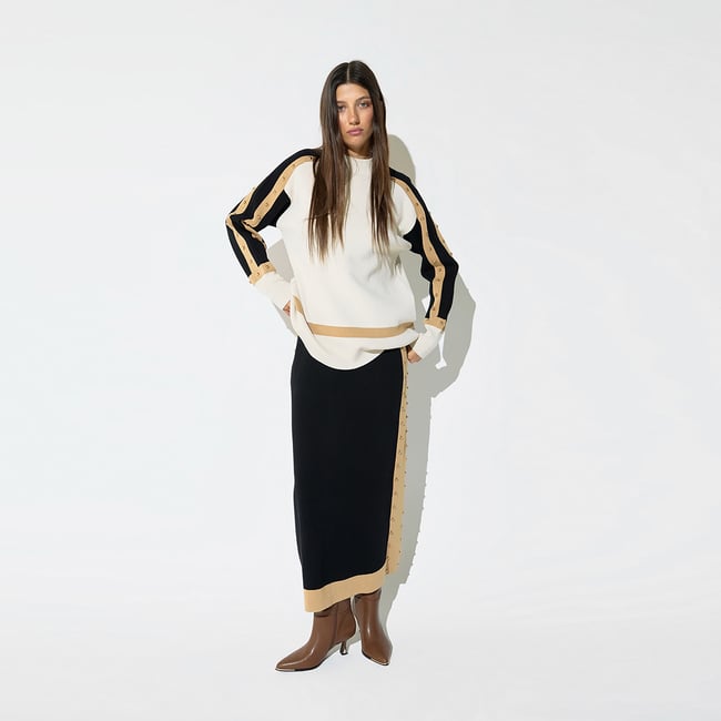 Pull tricolore manches longues à clous dorés blanc <span itemprop=