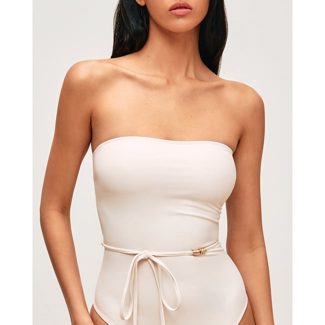 Maillot de bain une pièce avec ceinture et bijou doré BROWNINIZ creme <span itemprop=