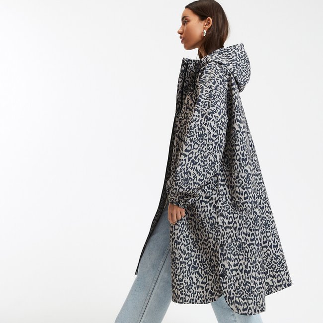 Cortavientos oversize, maxi, largo y estampado con capucha estampado de leopardo <span itemprop=
