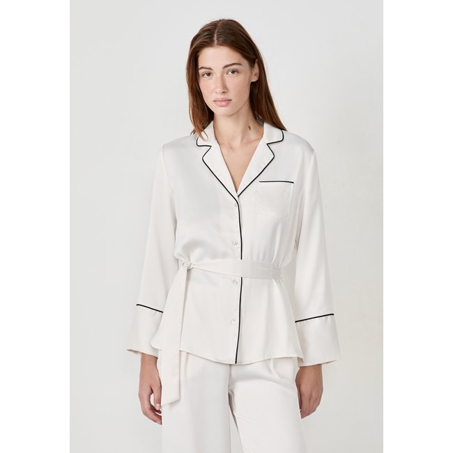 Chemise de pyjama satinée à nouer ELY ecru <span itemprop=