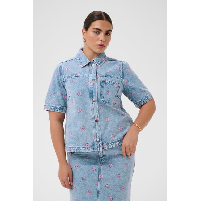 Chemise à manche courte bleu blue denim/pink flower emb. <span itemprop=