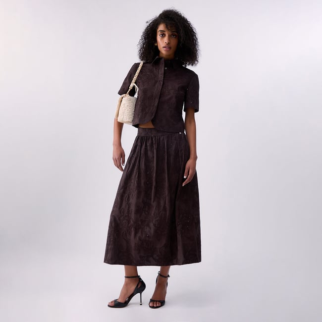 Chemise avec broderies marron foncé <span itemprop=