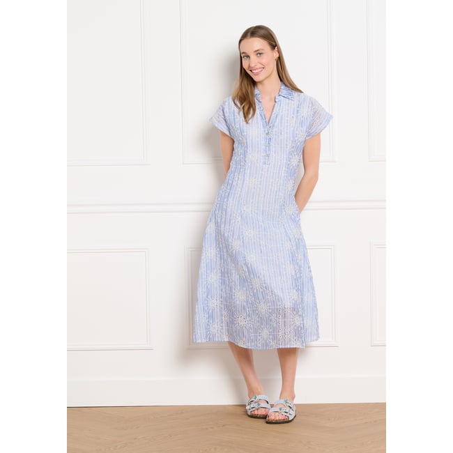 Robe broderie anglaise bleu pastel <span itemprop=