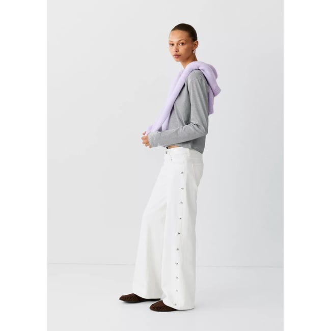 Jean taille basse à clous blanc cassé <span itemprop=