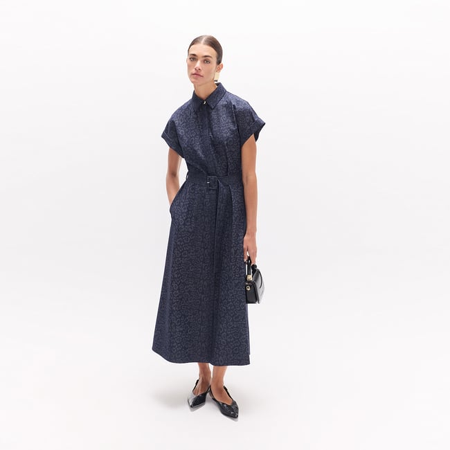 Robe longue en denim imprimé léopard jacquard à  ceinture bleu marine <span itemprop=