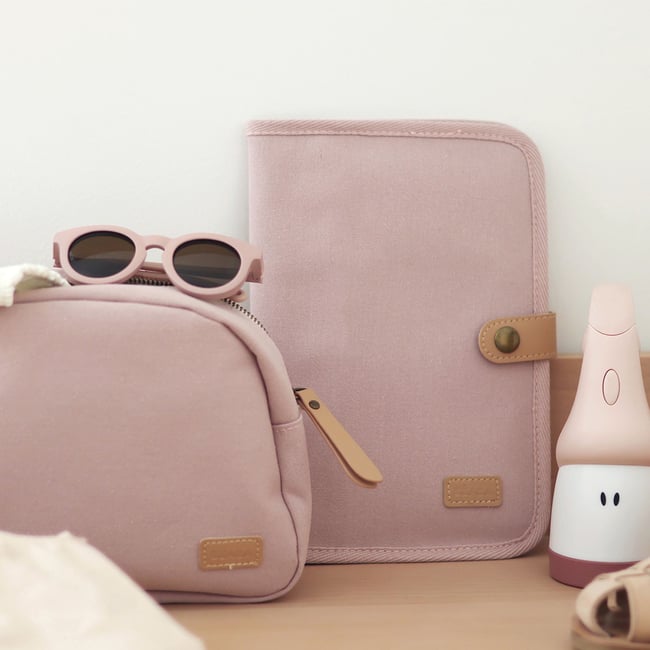 Protège carnet de santé pratique et organisé rose poudrée <span itemprop=