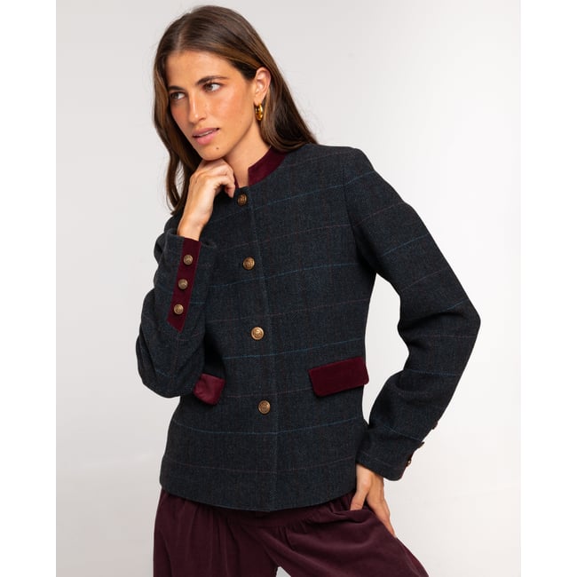 Veste à motif chevron bleu et gris avec détails en veloursVeste courte à carreaux avec détails en velours bordeaux et boutons dorés tableaux <span itemprop=