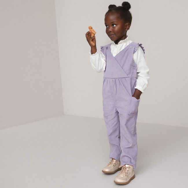Weite Cord-Latzhose violett <span itemprop=