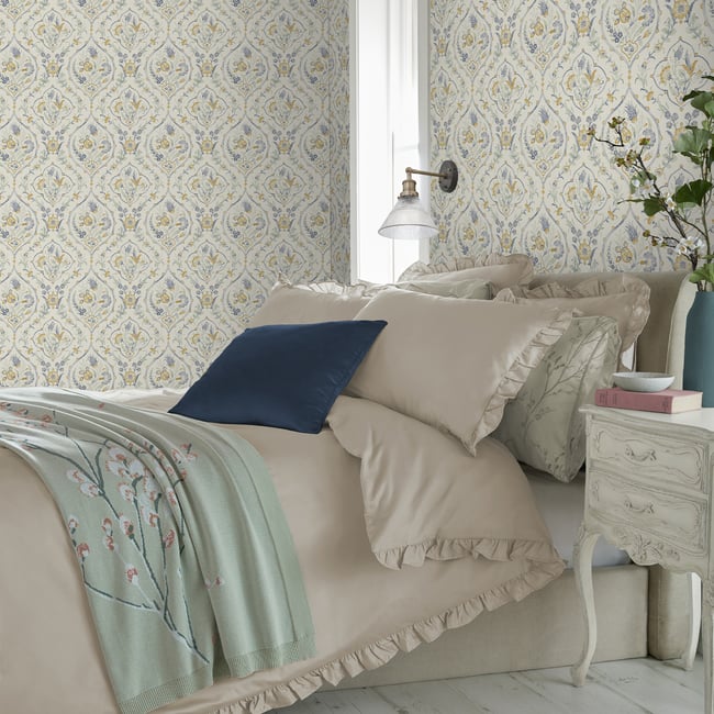 Papier peint damassé fleuri Foscot Couleur bleu, jaune ocré <span itemprop=