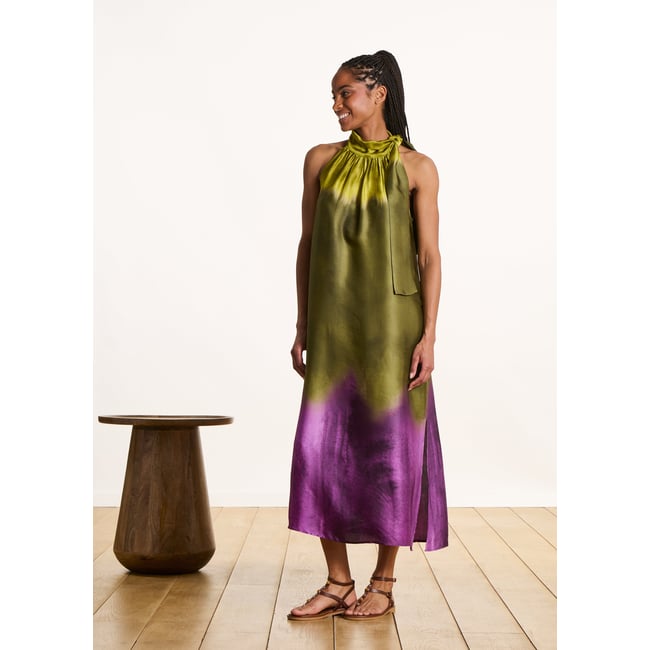 Robe longue fluide en satin à imprimé tie & dye vert feijoa <span itemprop=