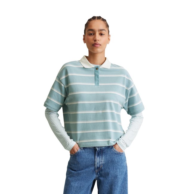 Polo large avec des rayures teintées dans le fil bleu <span itemprop=